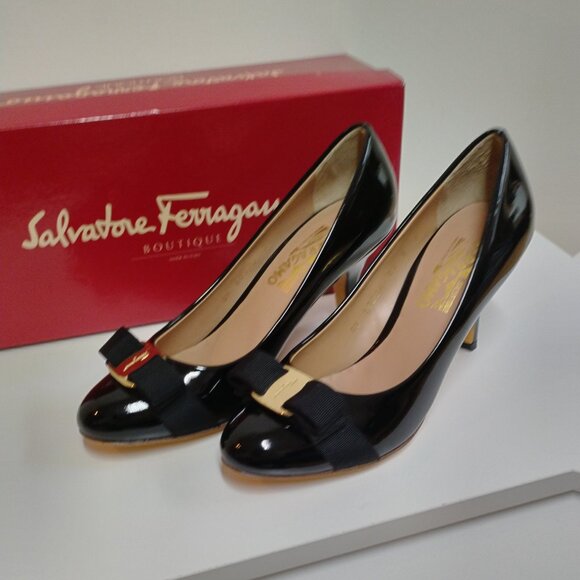 Ferragamo Black Patent Vara Bow Heel Pumps, like new - Picture 3 of 13